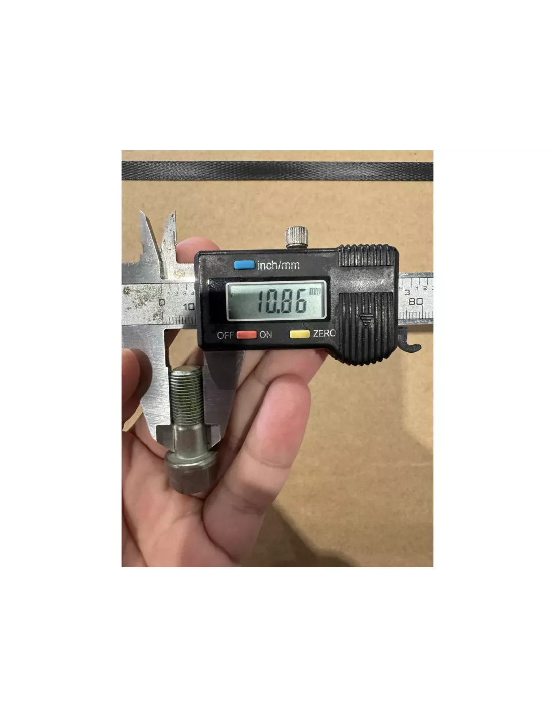 Boulon entre tulipe et arbre de transmission Ø11x27mm TOYOTA -