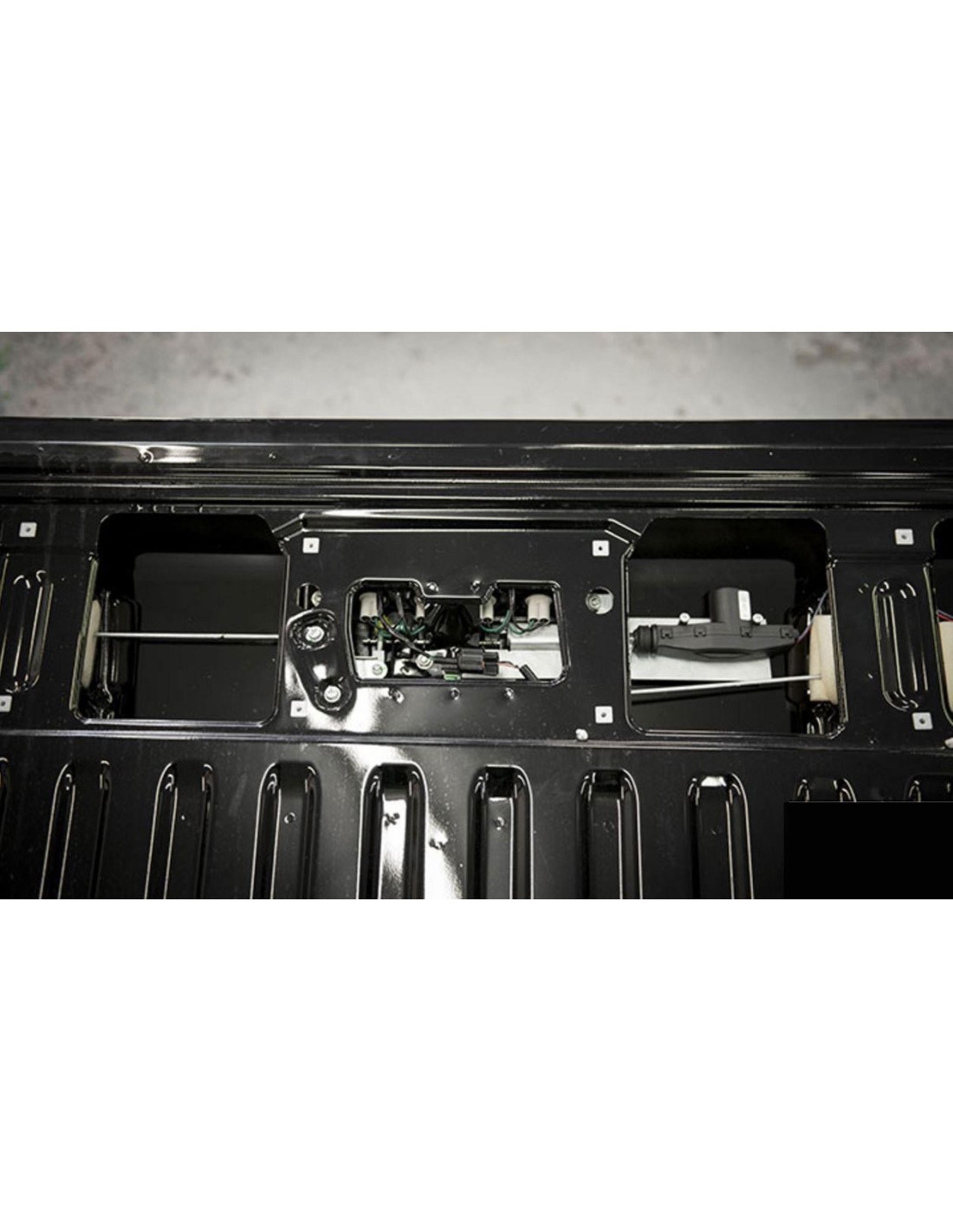 Central locking system for tailgate