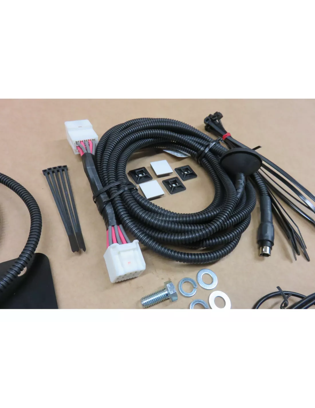 Relocalisation de camera de recul Kaymar Toyota VDJ200 KAYMAR -