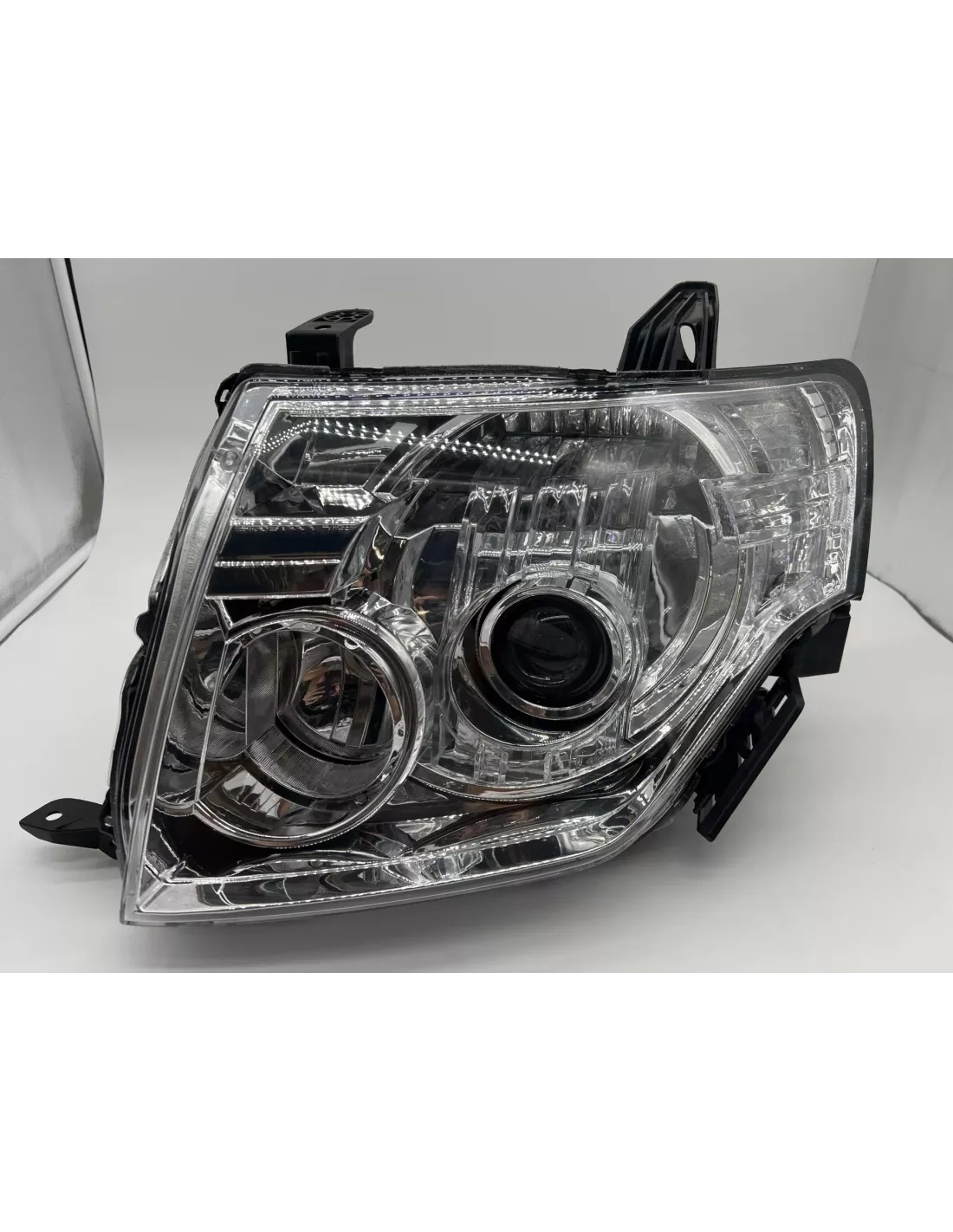 Optique avant gauche Xenon Mitsubishi Pajero IV 2007-2018 DEPO -