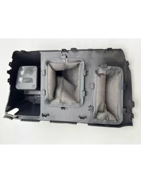 Console centrale vide poche autour levier de vitesse avec porte