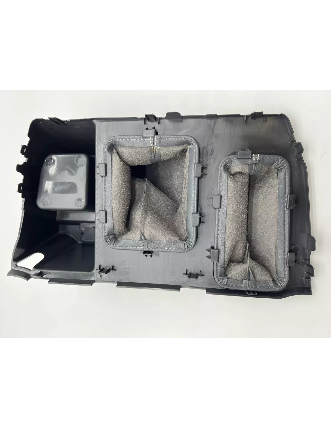 Console centrale vide poche autour levier de vitesse avec porte
