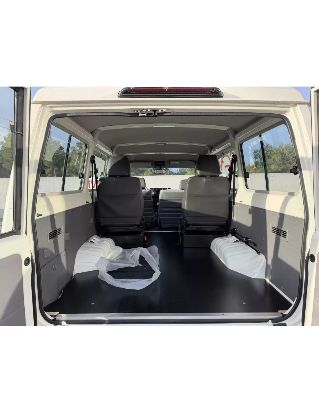 TOYOTA GRJ78 BVM BLANC INTERIEUR GRIS - accessoire 4x4