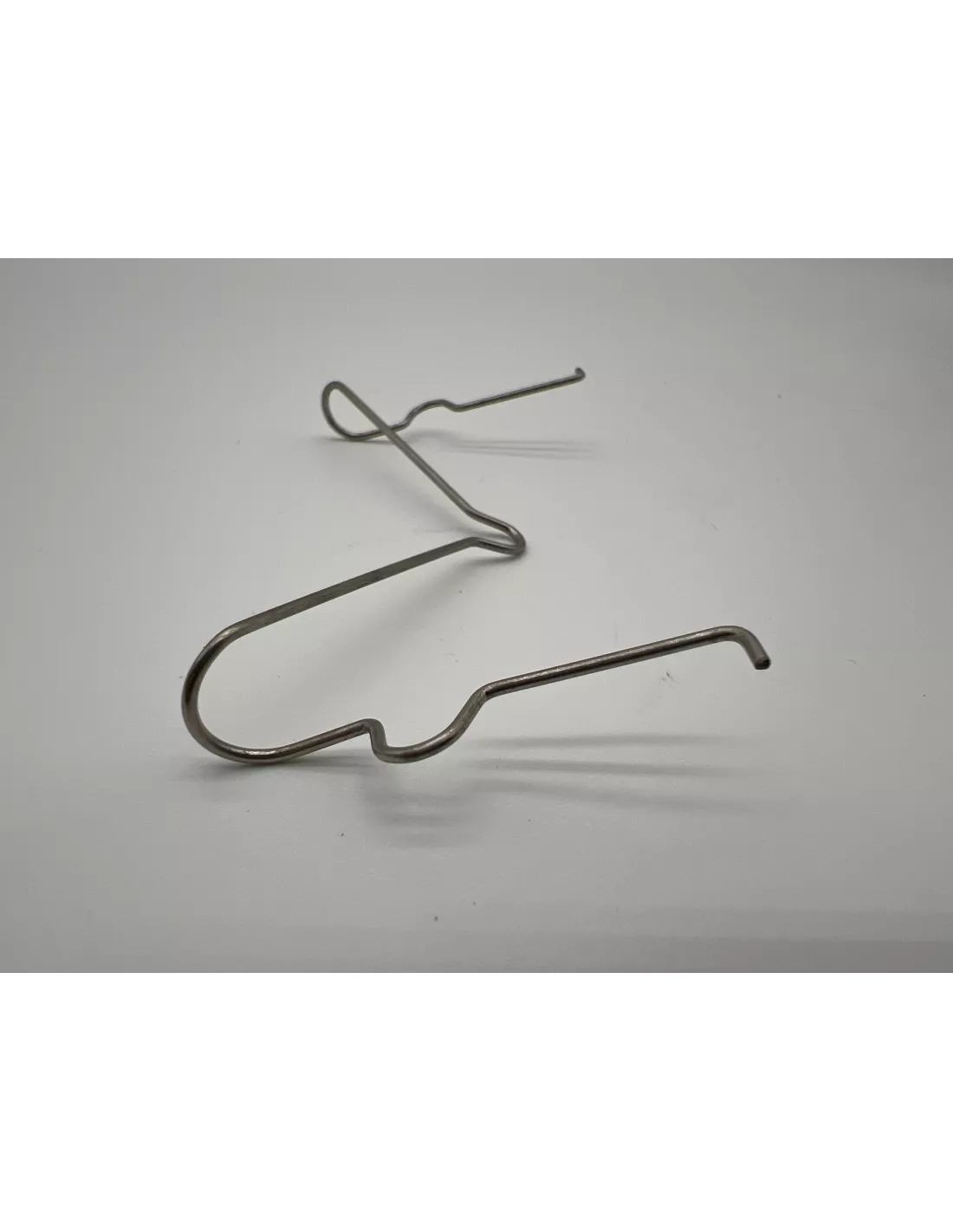 Clips / ressorts anti vibration des plaquettes dans l'étrier avant