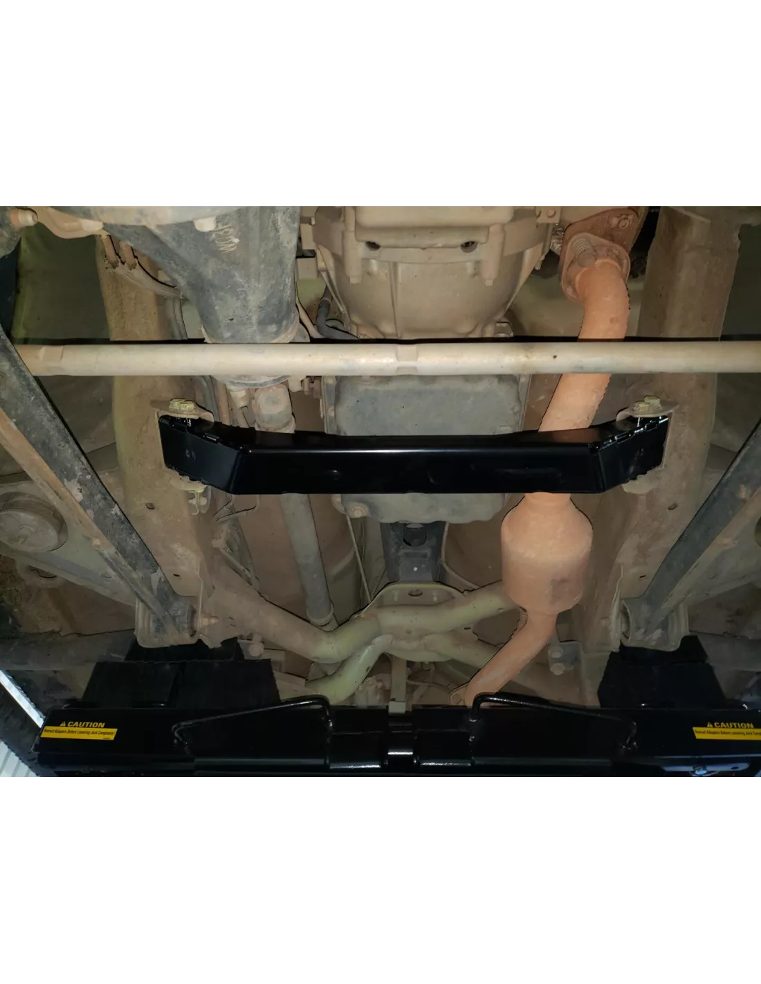 Traverse avant abaissée de châssis OME Suzuki Jimny 2018+ OLD MAN EMU