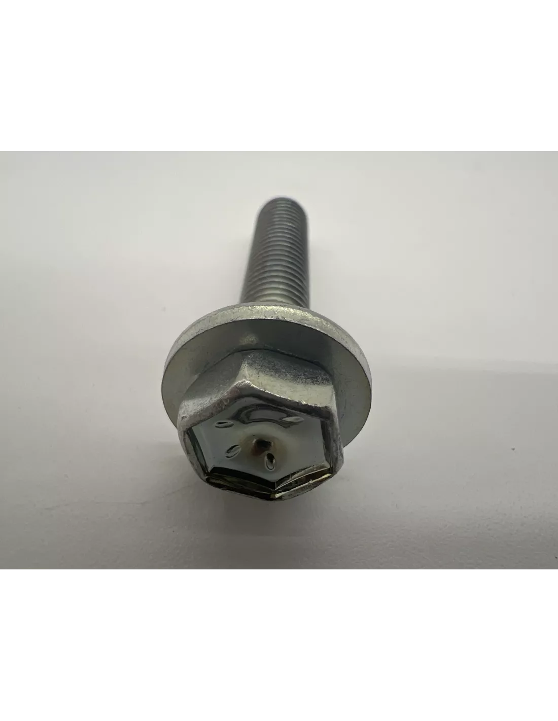 Boulon de collier métallique entre silencieux et sortie échappement