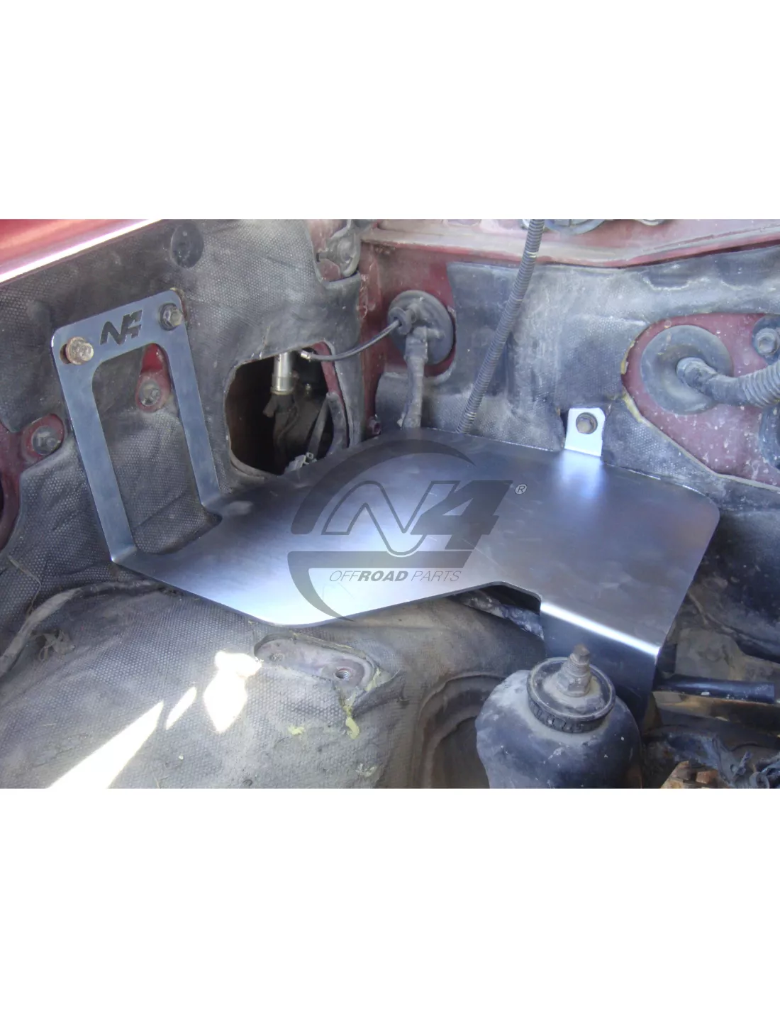Platine support d'accessoires dans compartiment moteur Toyota HDJ80