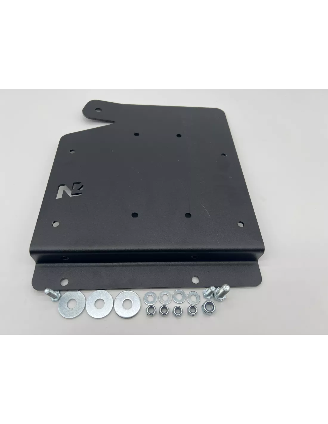 Platine support d'accessoires dans compartiment moteur côté droit