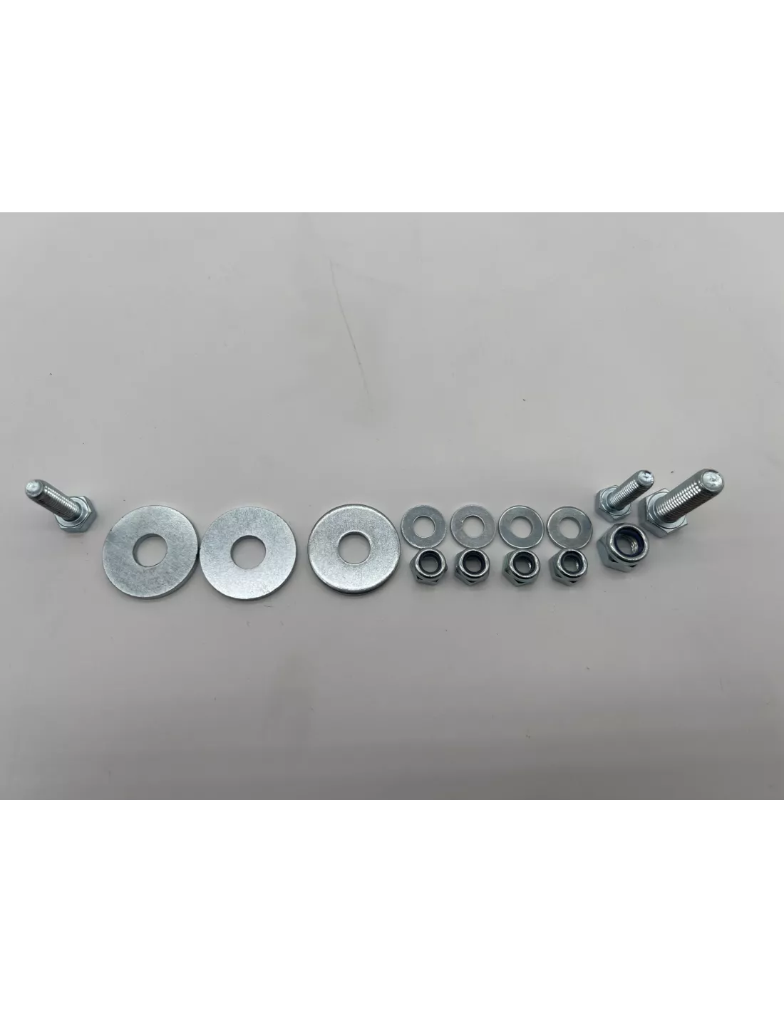 Platine support d'accessoires dans compartiment moteur côté droit