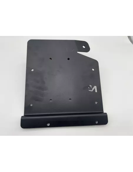 Platine support d'accessoires dans compartiment moteur côté droit