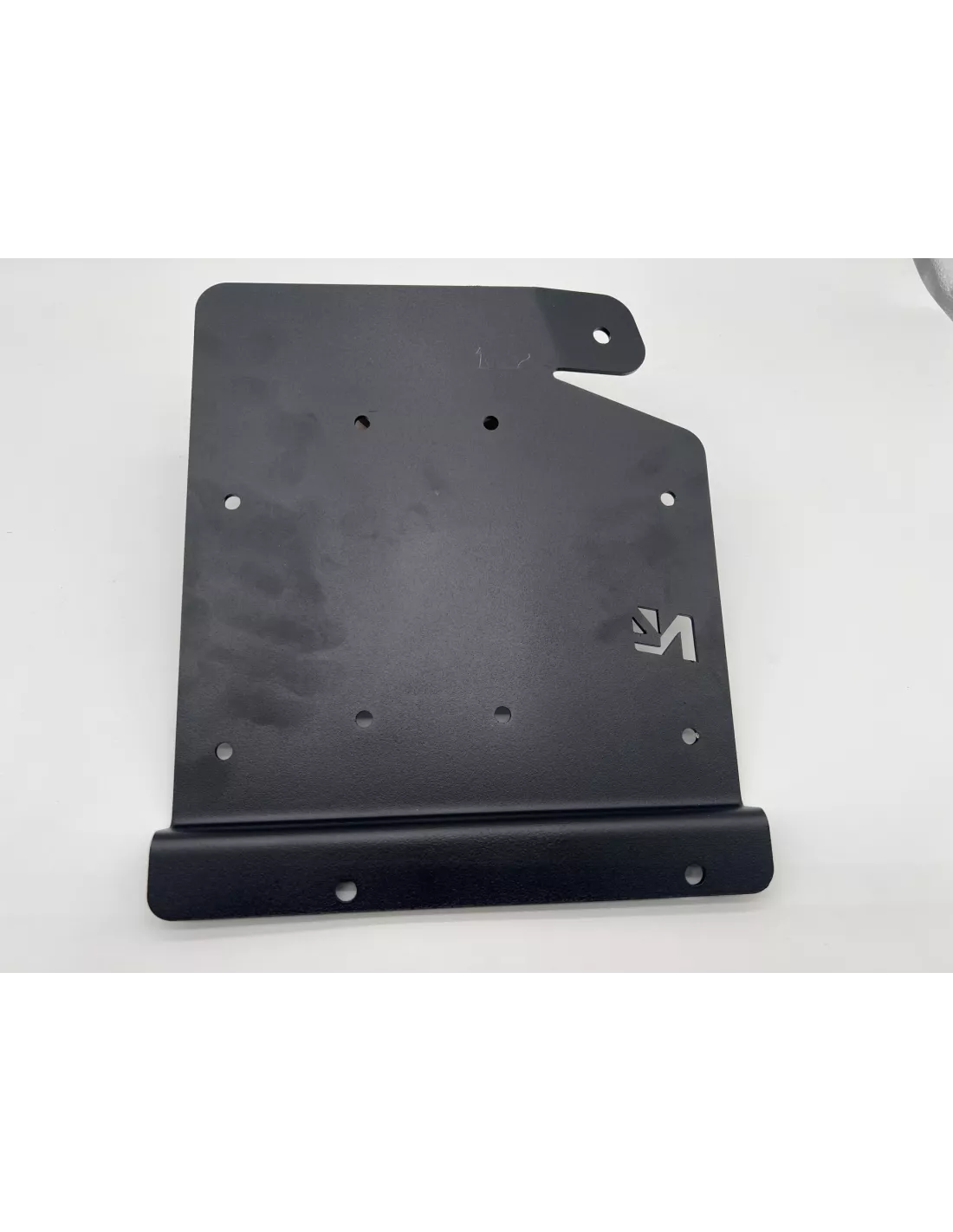Platine support d'accessoires dans compartiment moteur côté droit