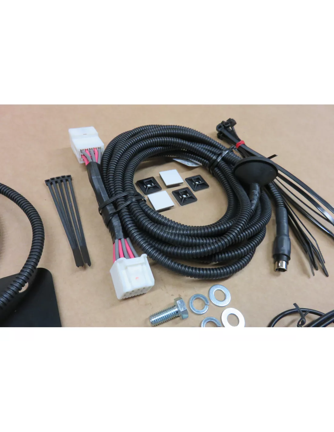 Relocalisation de camera de recul Kaymar Toyota VDJ200 KAYMAR -