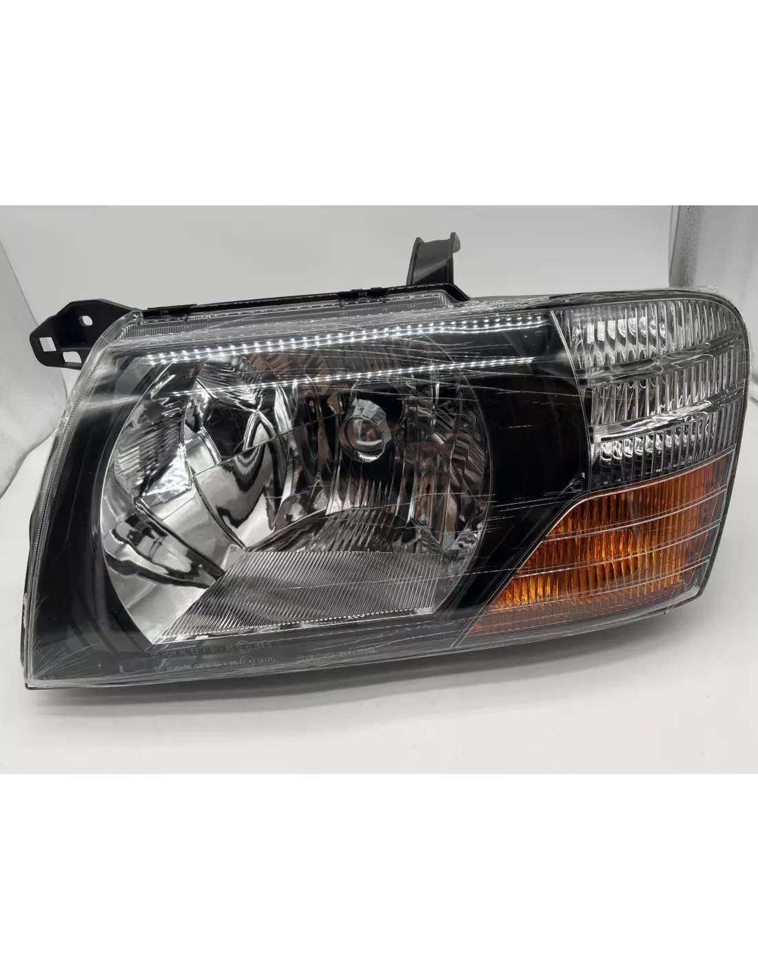 Optic AVG Pyjero III Schwarzer Hintergrund DEPO - 4x4 Zubehör