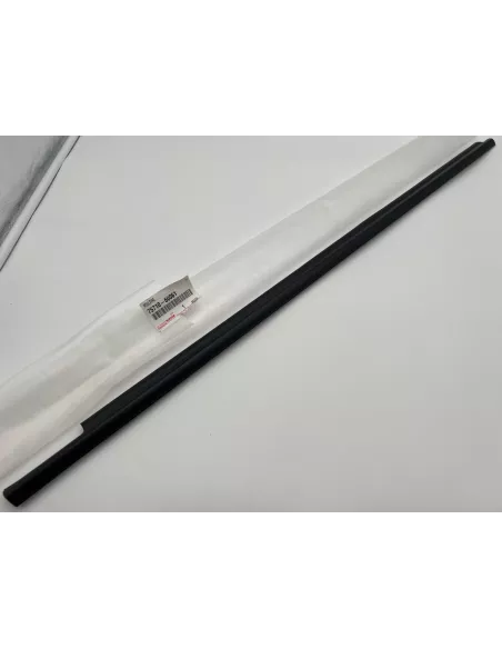 Moulure lèche vitre extérieur porte avant droite HDJ100 TOYOTA -