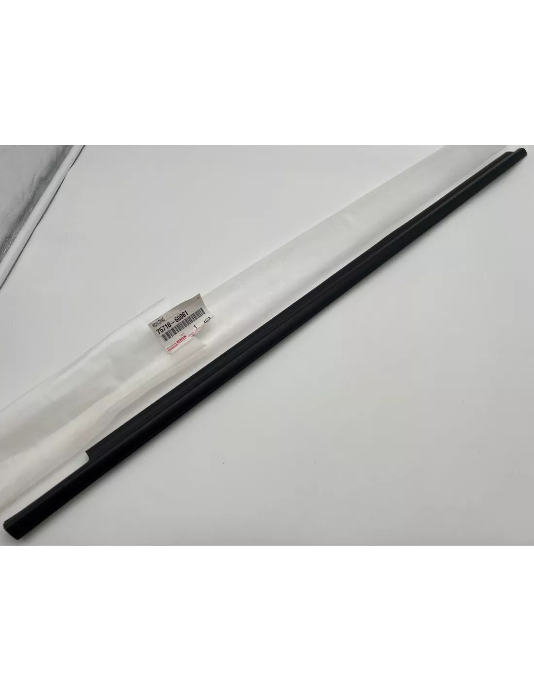 Moulure lèche vitre extérieur porte avant droite HDJ100 TOYOTA -
