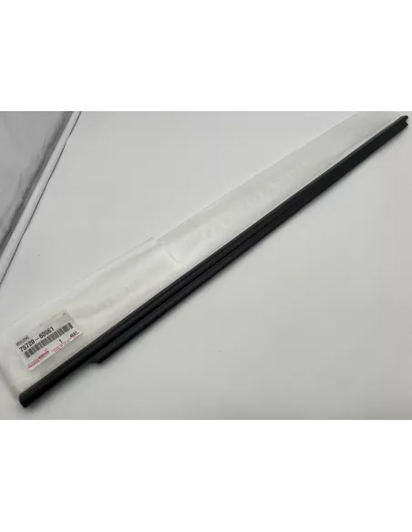 Moulure lèche vitre extérieur porte avant gauche HDJ100 TOYOTA -