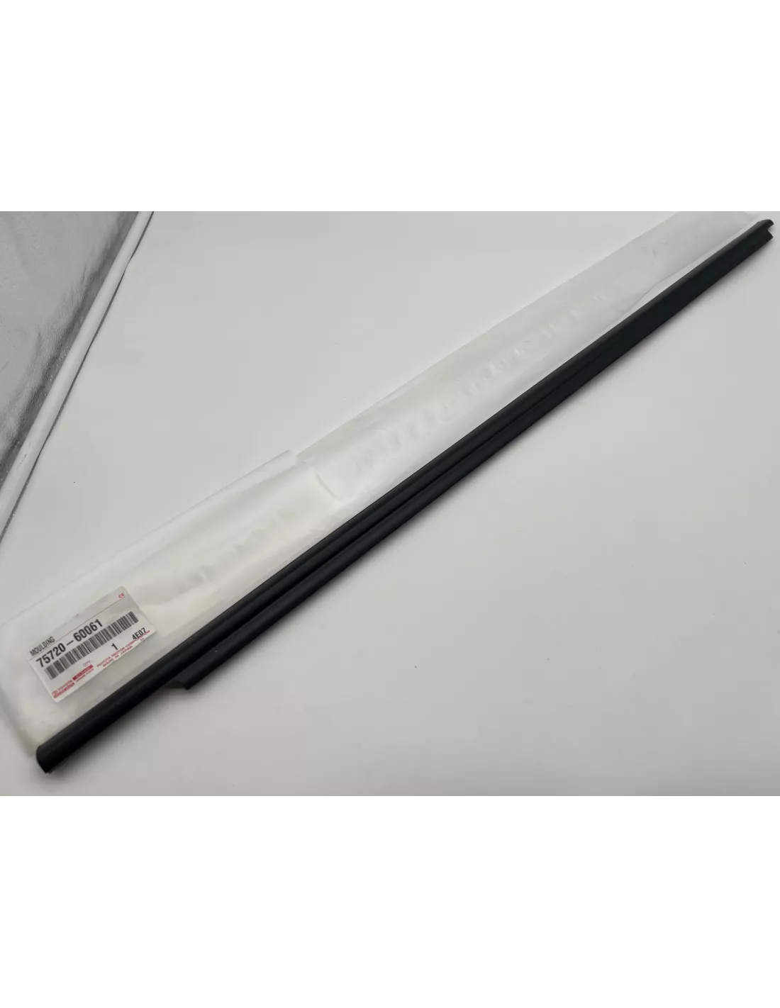 Moulure lèche vitre extérieur porte avant gauche HDJ100 TOYOTA -
