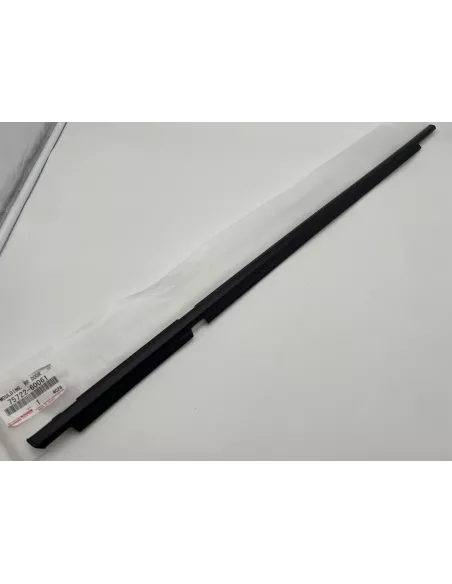 Moulure lèche vitre extérieur porte arrière gauche KDJ120 TOYOTA -