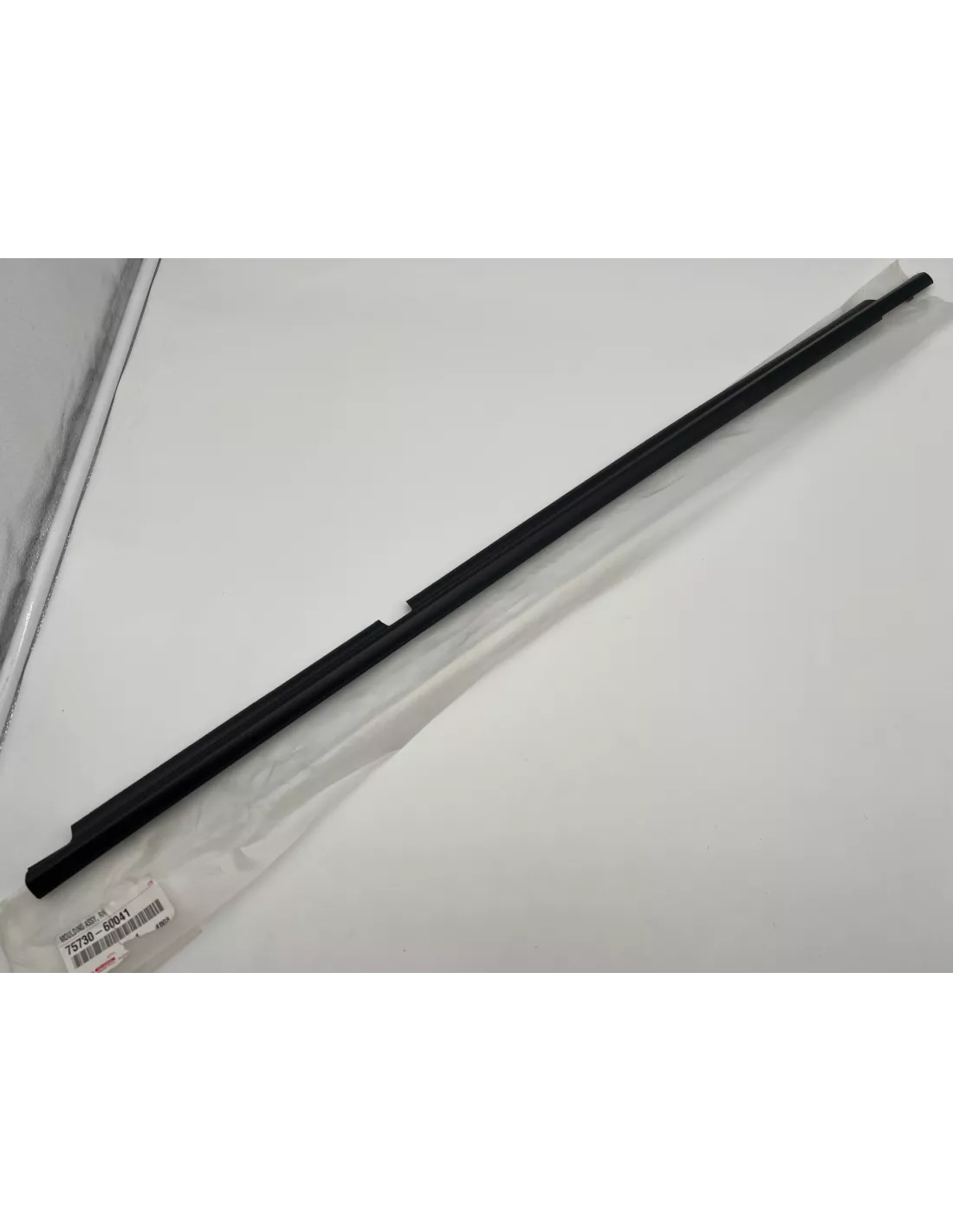 Moulure lèche vitre extérieur porte arrière droite HDJ100 TOYOTA -