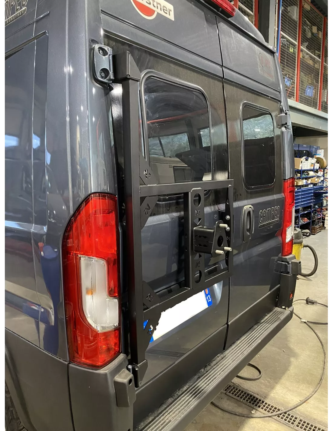 Porte roue de secours en inox sur porte arrière gauche Fiat Ducato