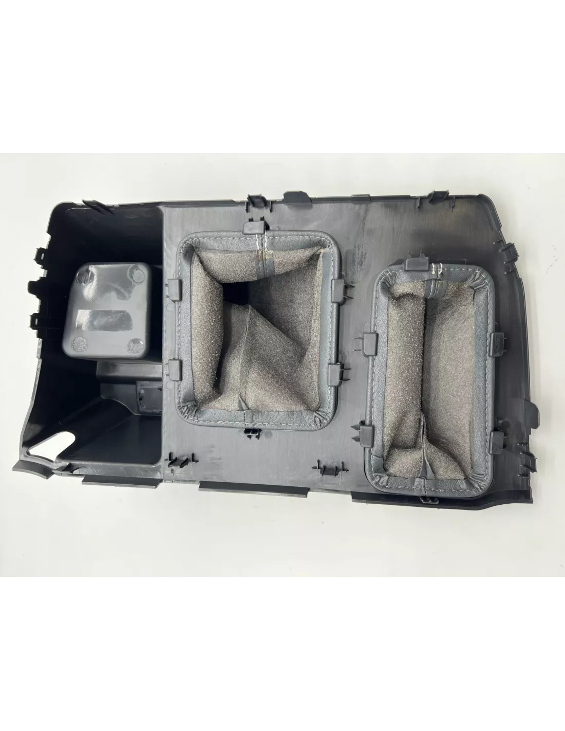 Console centrale vide poche autour levier de vitesse avec porte