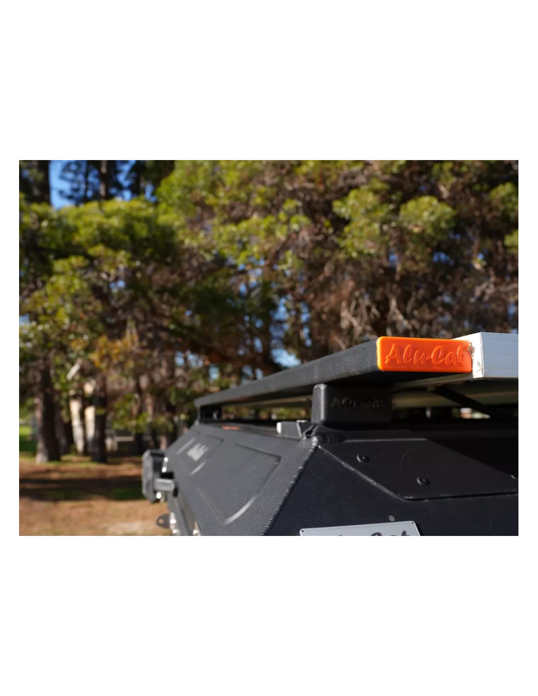 Paire barres de toit transversales 1250mm Alu-Cab - capuchons oranges