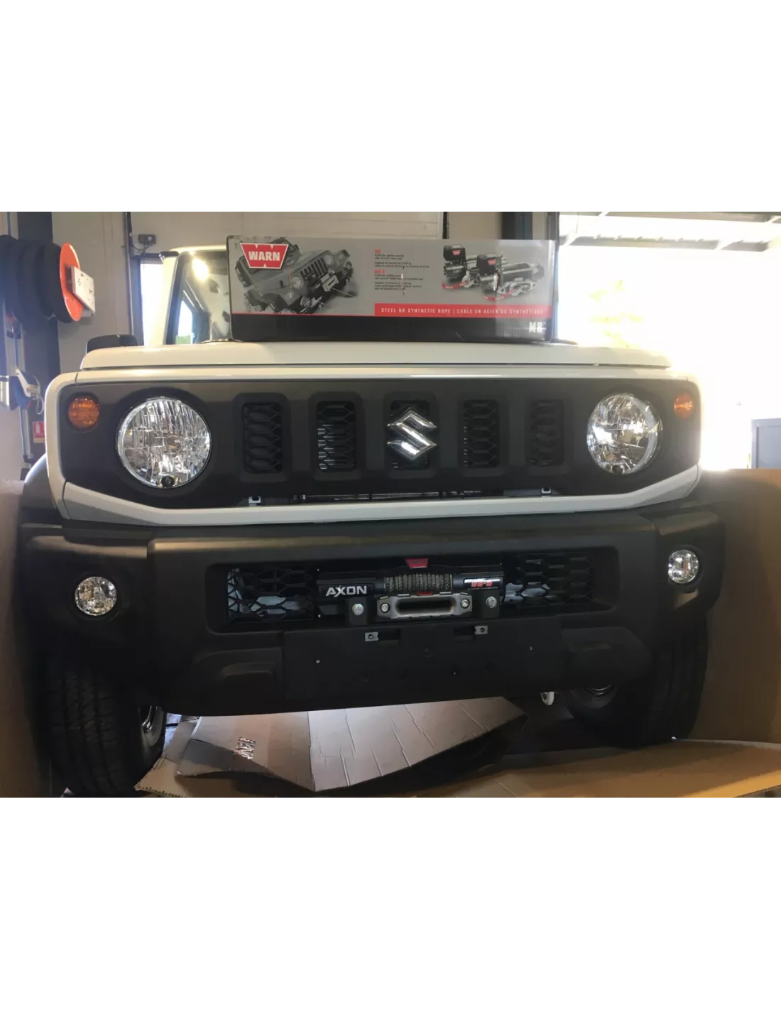 Geïntegreerde lierplatina bij de originele bumper voor Suzuki Jimny