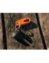 Schlüsselanhänger festziehen und orangefarbene MaxTrax-Pins locker