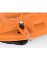Schlüsselanhänger festziehen und orangefarbene MaxTrax-Pins locker