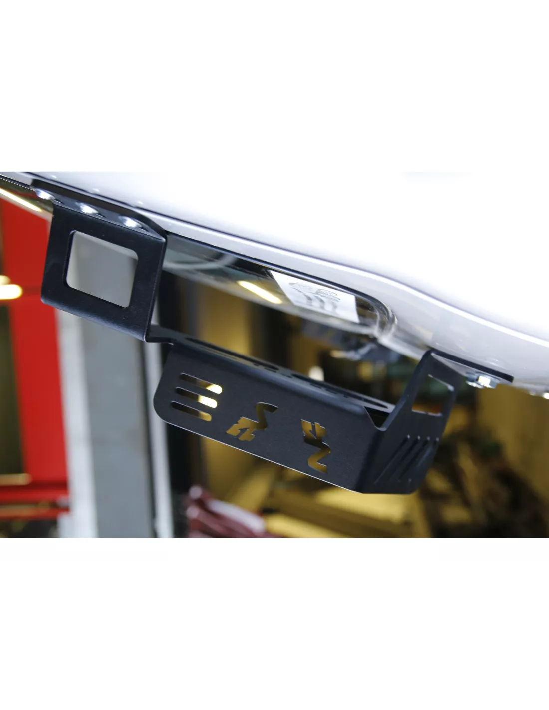 MAXTRAX-Sandplattenhalter auf der Heckklappe für Toyota HDJ100