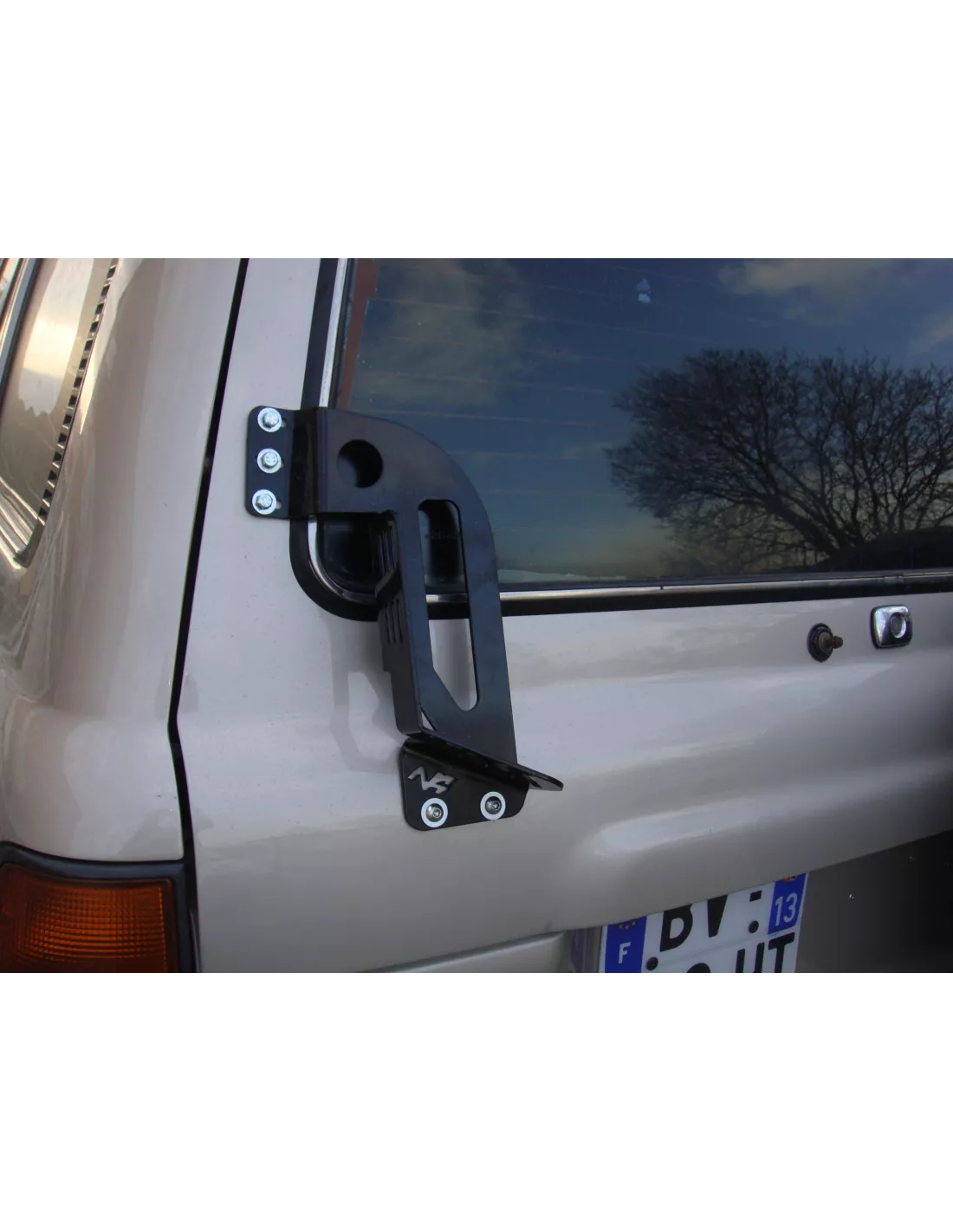 MAXTRAX-Sandplattenhalter auf der Heckklappe für Toyota HDJ80