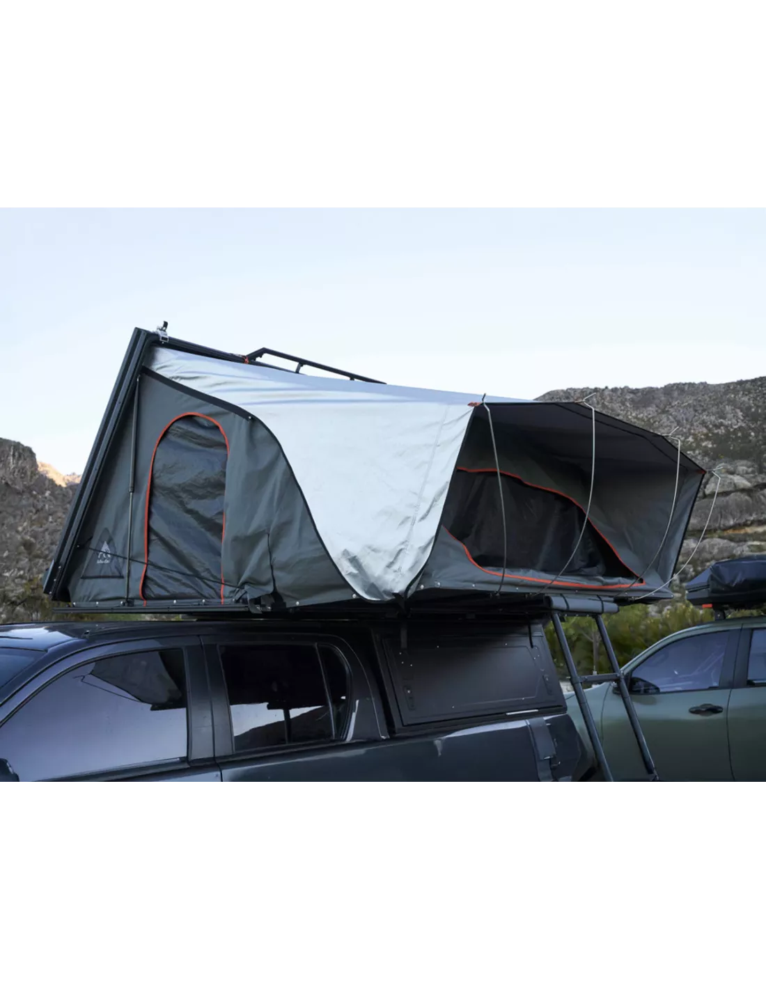 Zwarte familie zwarte familie dak tent ALU CAB - 4x4 accessoire