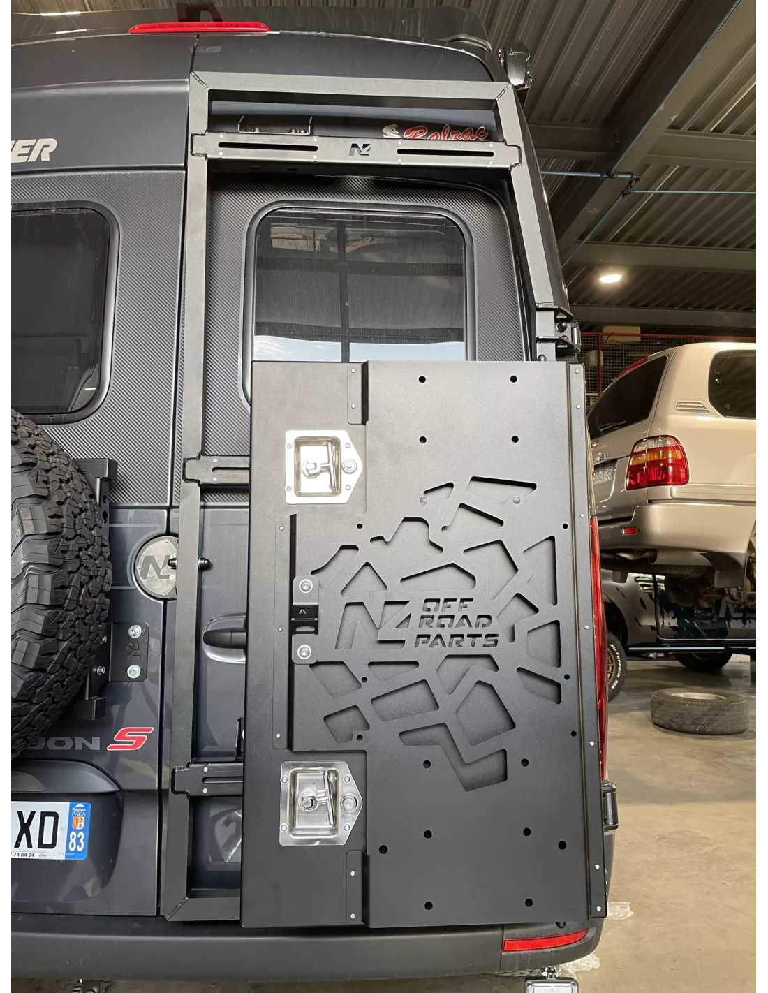 Aluminium borst voor de deur allemaal N4-PR3000 op Mercedes