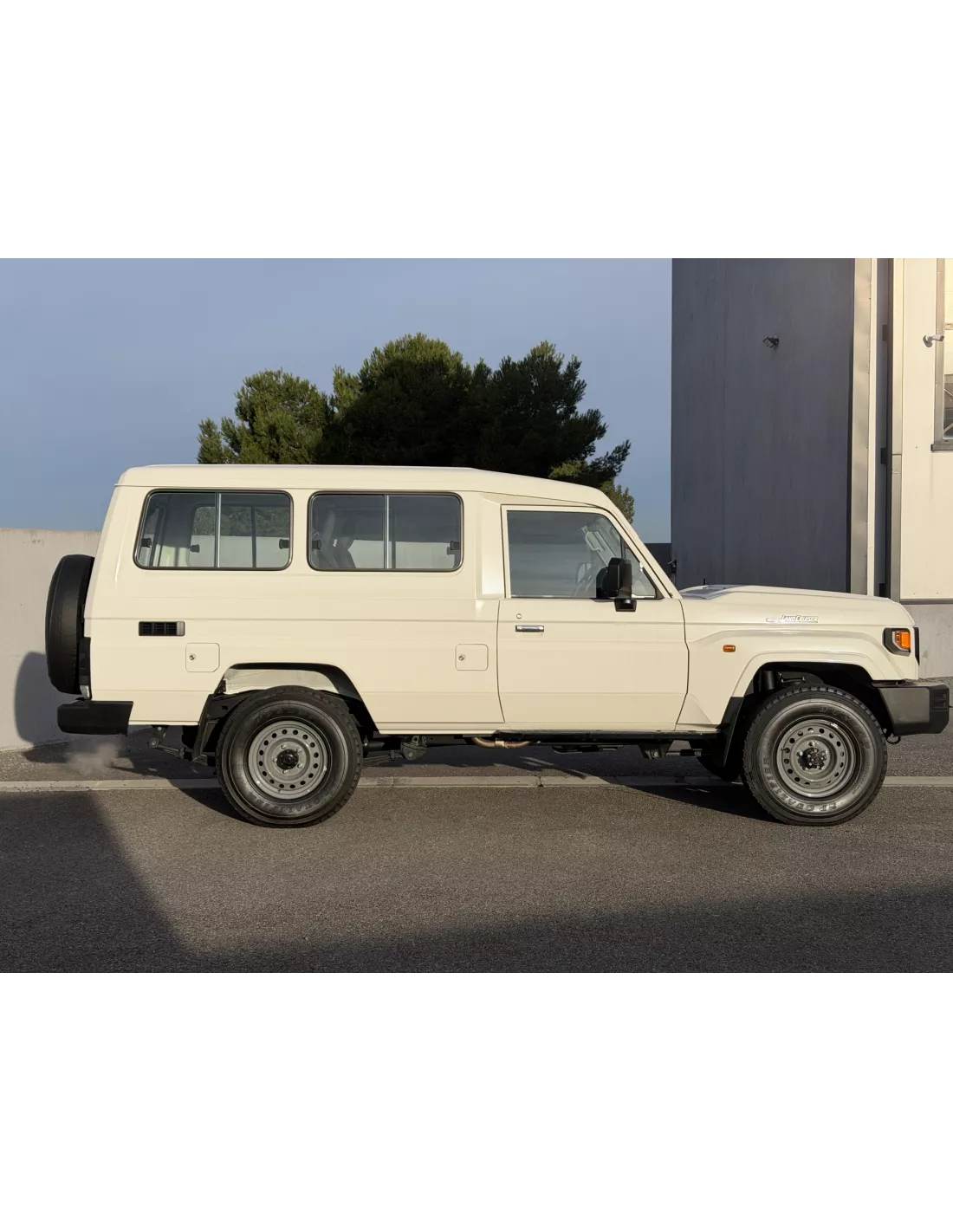 TOYOTA GRJ78 BVM weiß grau Interior - 4x4 Zubehör