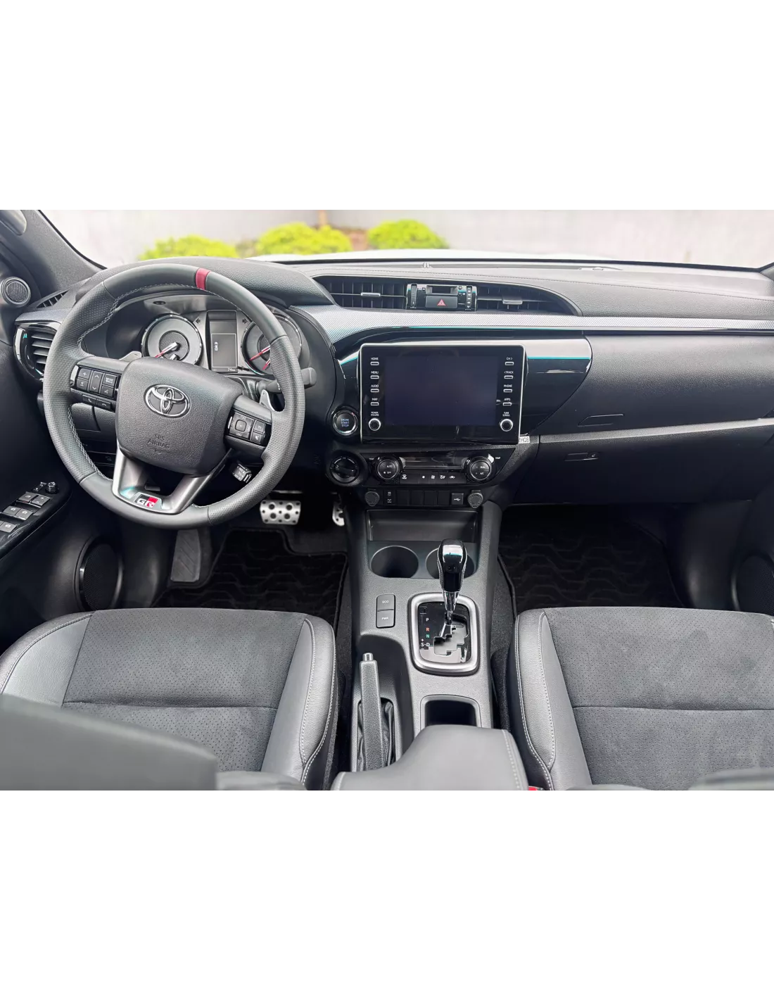 TOYOTA Hilux 2025 GR Sport Z 4.0L - 4x4 Zubehör